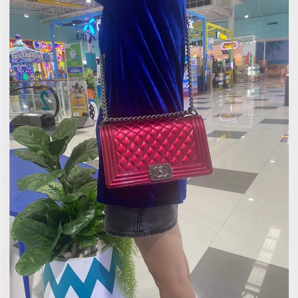 Rare🔥🔥Chanel Metallic Hot Pink Patent Medium Boy Bag - Picture 3 of 16